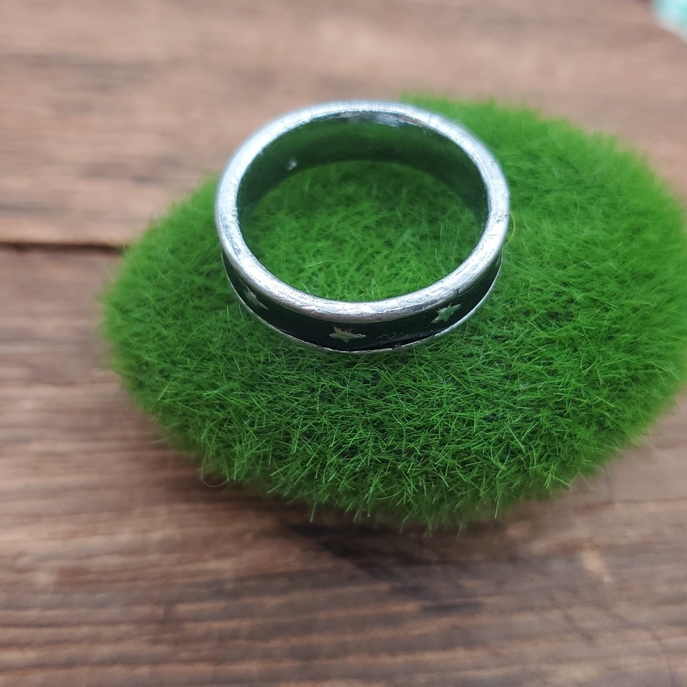 Silver Star Pattern Ring 8.5 R802 - Picture 2 of 2